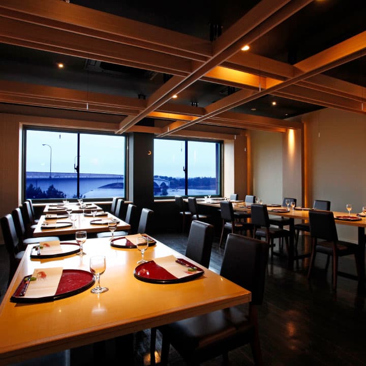 Dining & Bar Lounge