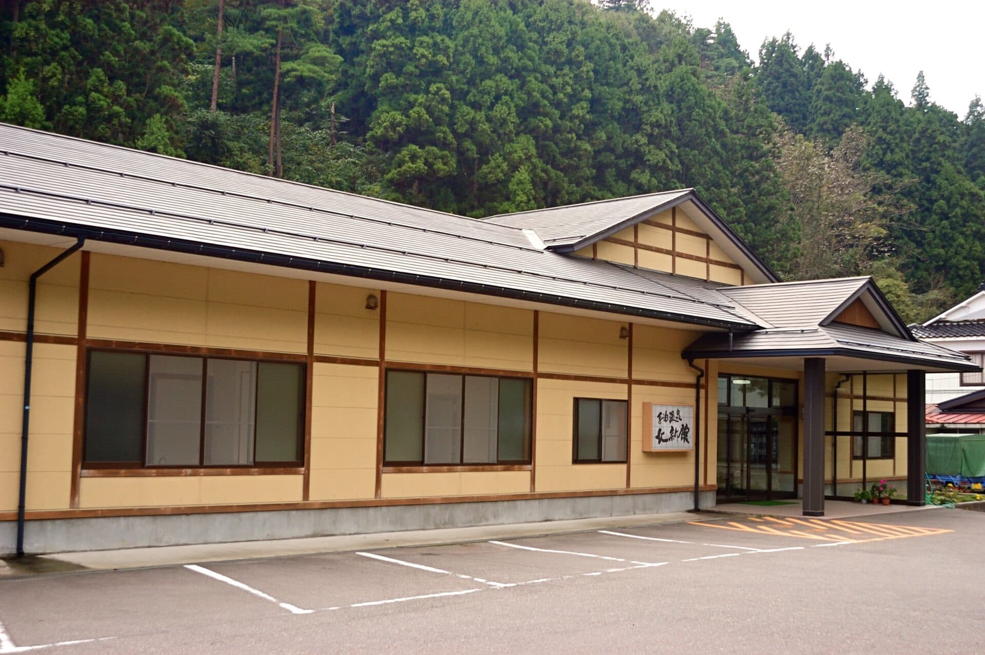 A Teradomari Inn with the Mountain Behind
