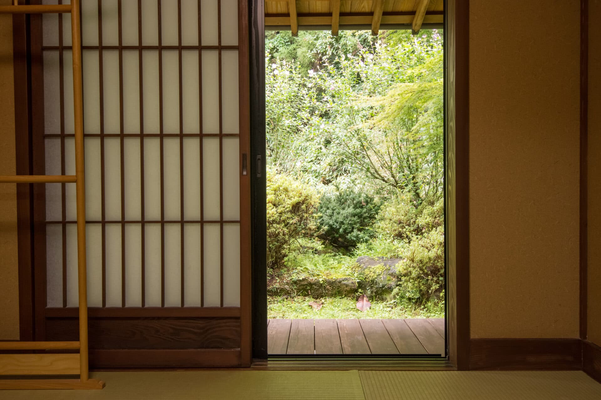 Special Rooms with Source-Fed Half-Open-Air Baths