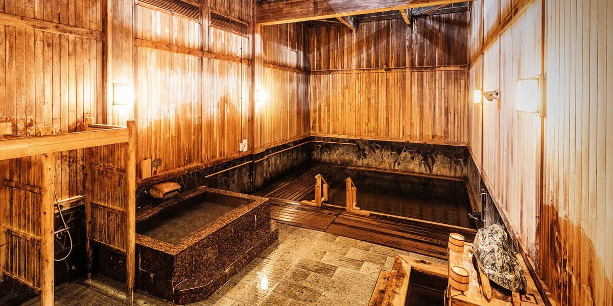 Senkyo-no-yu Beneath a 12-Meter Ceiling