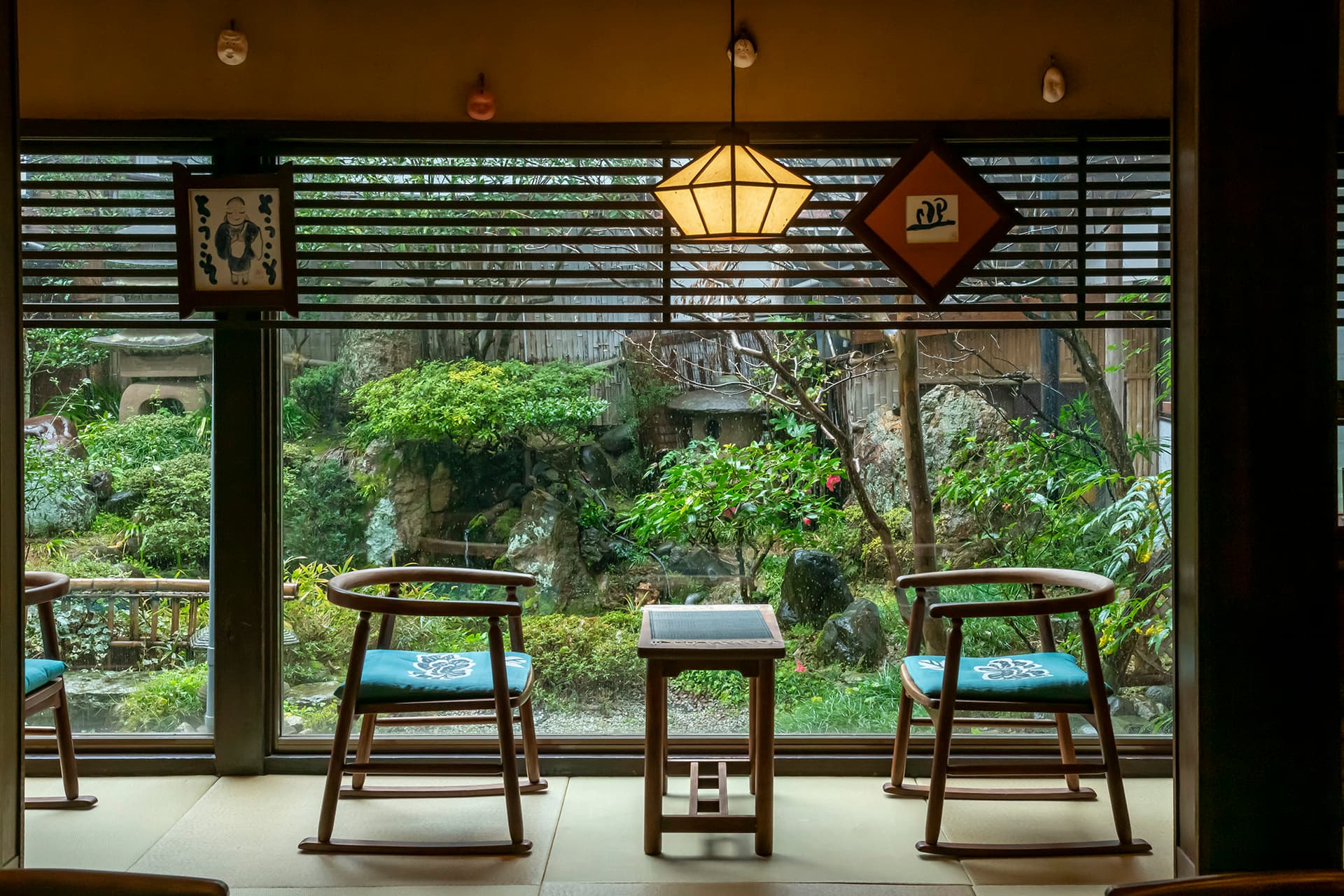 Facilities Steeped in Folk Craft