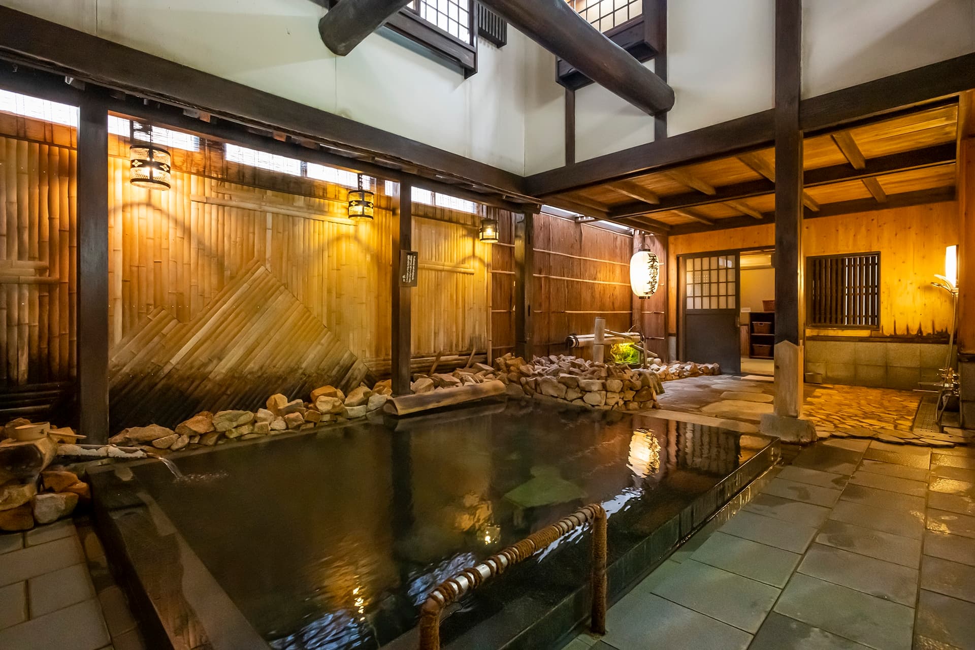'Sedono-yu,' an Open-Air Bath Ringed by Bamboo Fencing