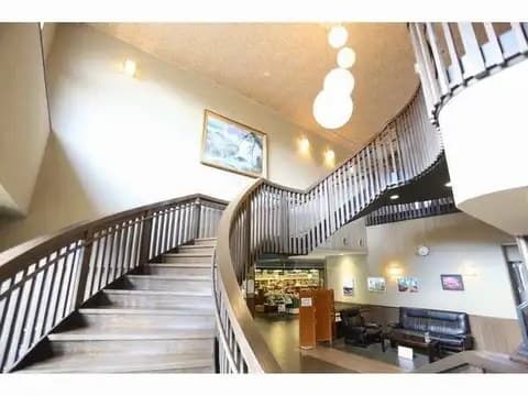 A Lobby and Facilities Fragrant with Cedar