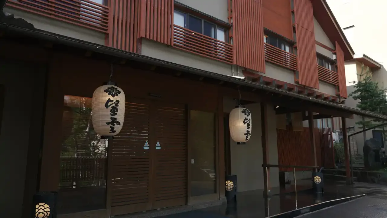 Fully non-smoking, and easy to reach from Tokyo