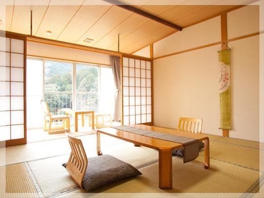 Rooms Facing the Mountains