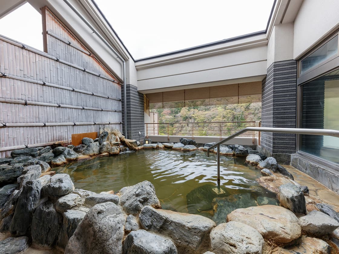 Open-Air Bath in the Valley Breeze