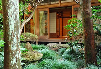 A Feudal-Era Garden and Traditional Baths