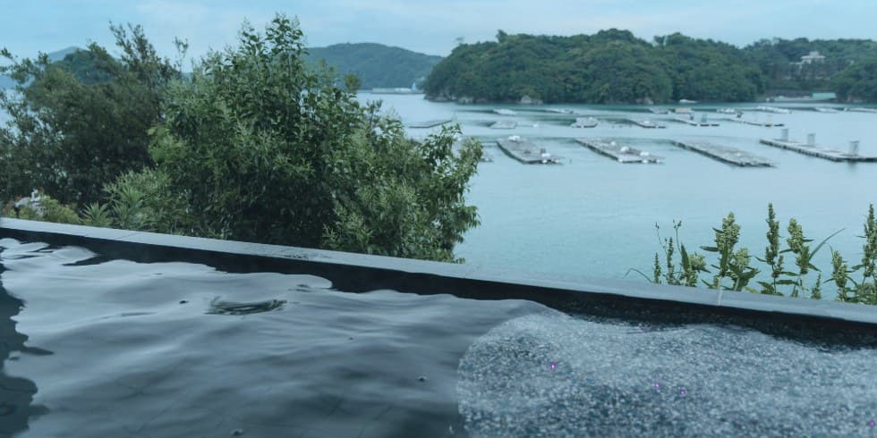 An Open-Air Bath Facing the Sea