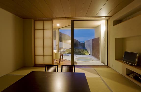 Wa-modern rooms with open-air baths