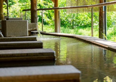An Open-Air Bath Set in a Garden Through the Seasons