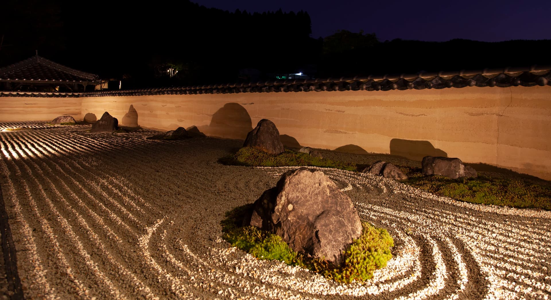 Grounds Steeped in Showa-Era Charm
