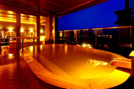 Panoramic Hinoki Outdoor Bath