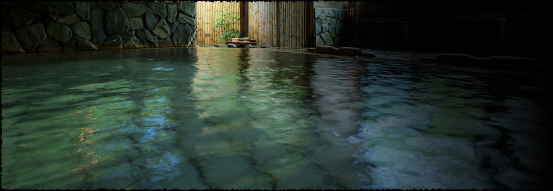 A Large Bath of Natural Stone and Hinoki, Full of Rustic Charm
