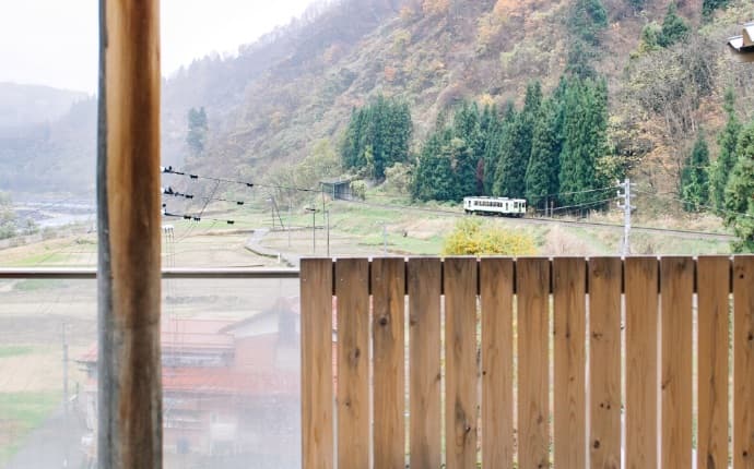 Chikuma-no-yu, Where Trains Pass By