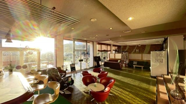 Lake-View Lounge and On-Site Facilities
