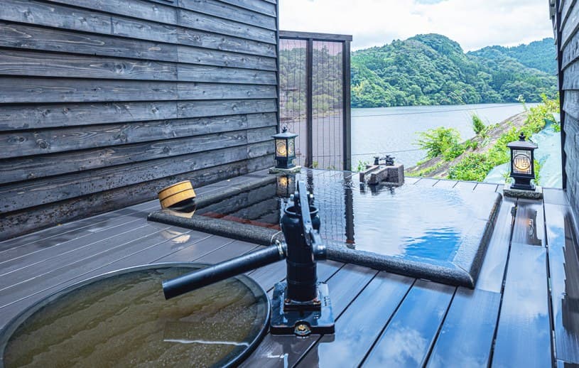 Private Open-Air Baths Overlooking the Lake