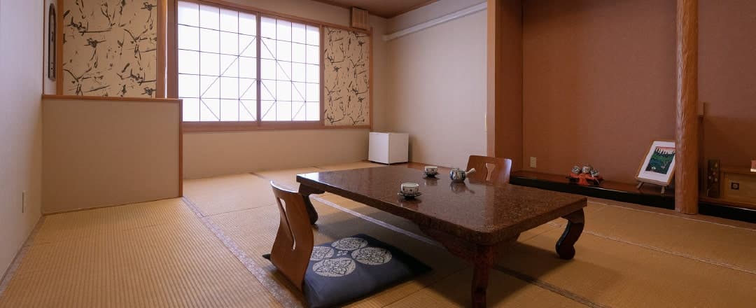 Mountain-Side Rooms for Comfortable Rest