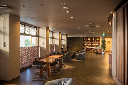 In-House Facilities and Lounge