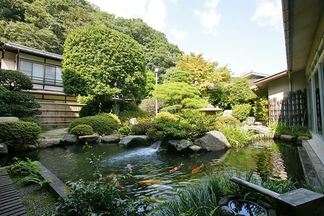 Four Gardens and a Setting That Ties the Knot