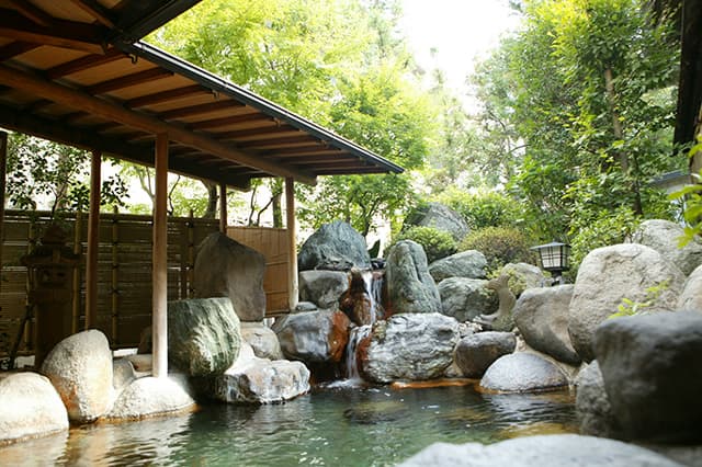 Open-Air Baths Flowing Under the Moonlight