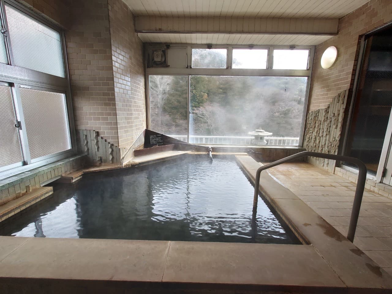 7th-Floor Bath with a View, Overlooking the Hoki River