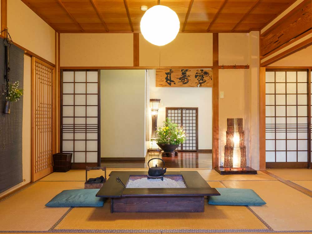 A Hand-Built Irori Hearth and a Welcoming Interior