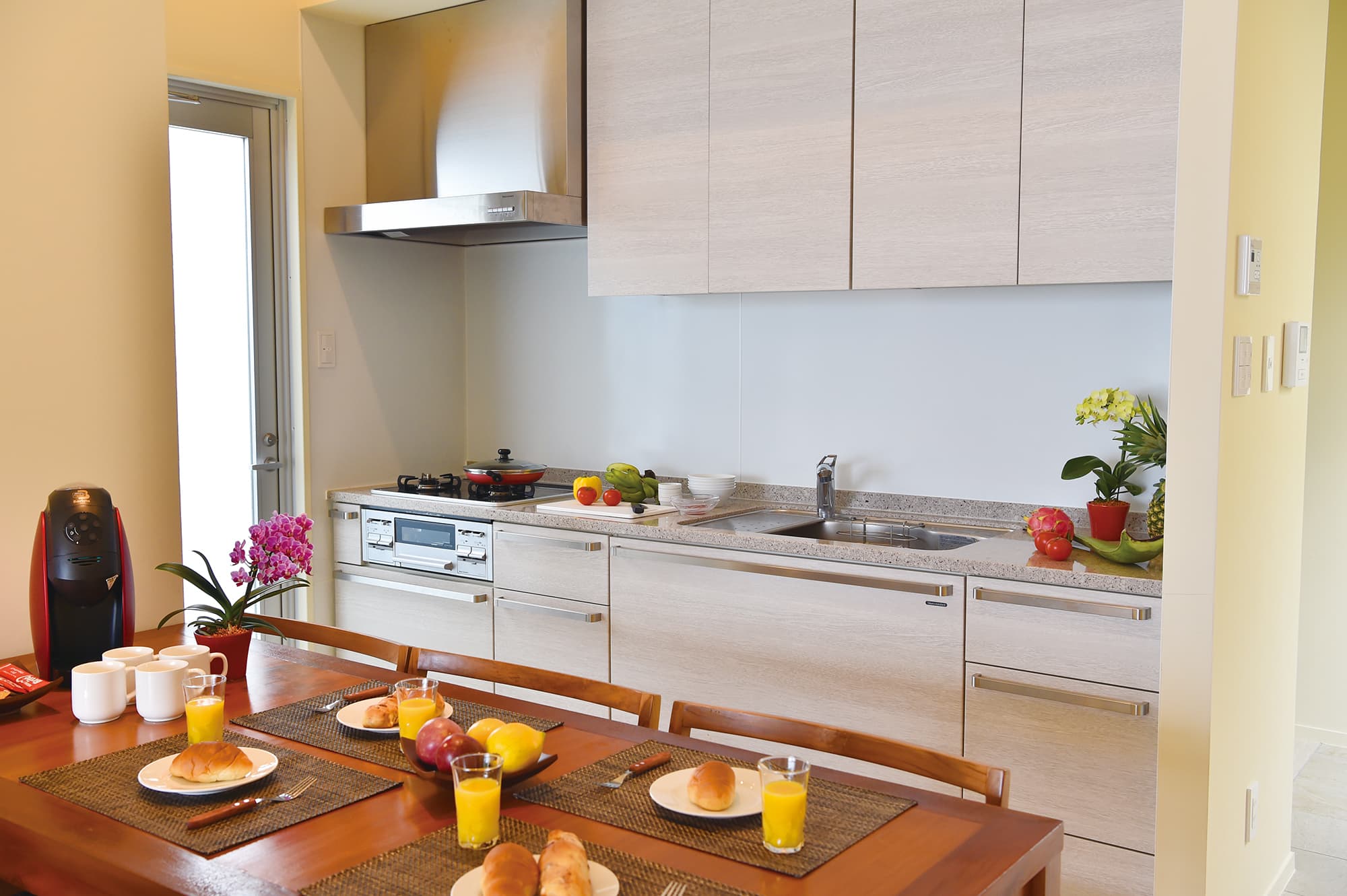 Full kitchen with BALMUDA