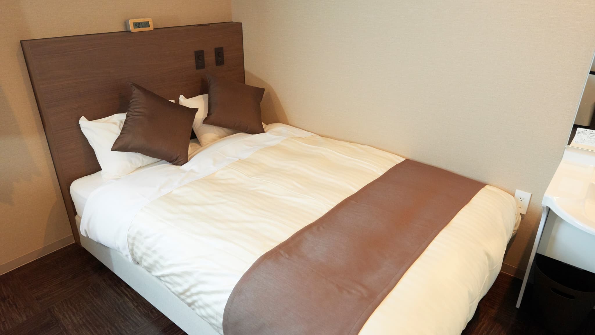 Non-smoking rooms, Simmons beds