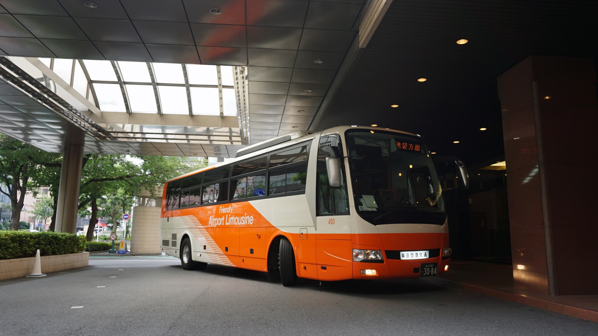 Airport limousine bus