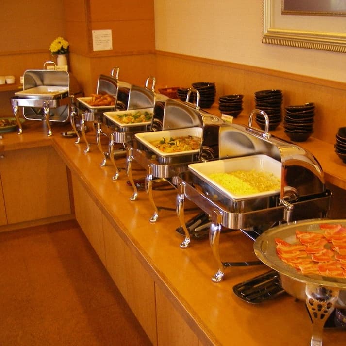 Free breakfast, 30+ dishes