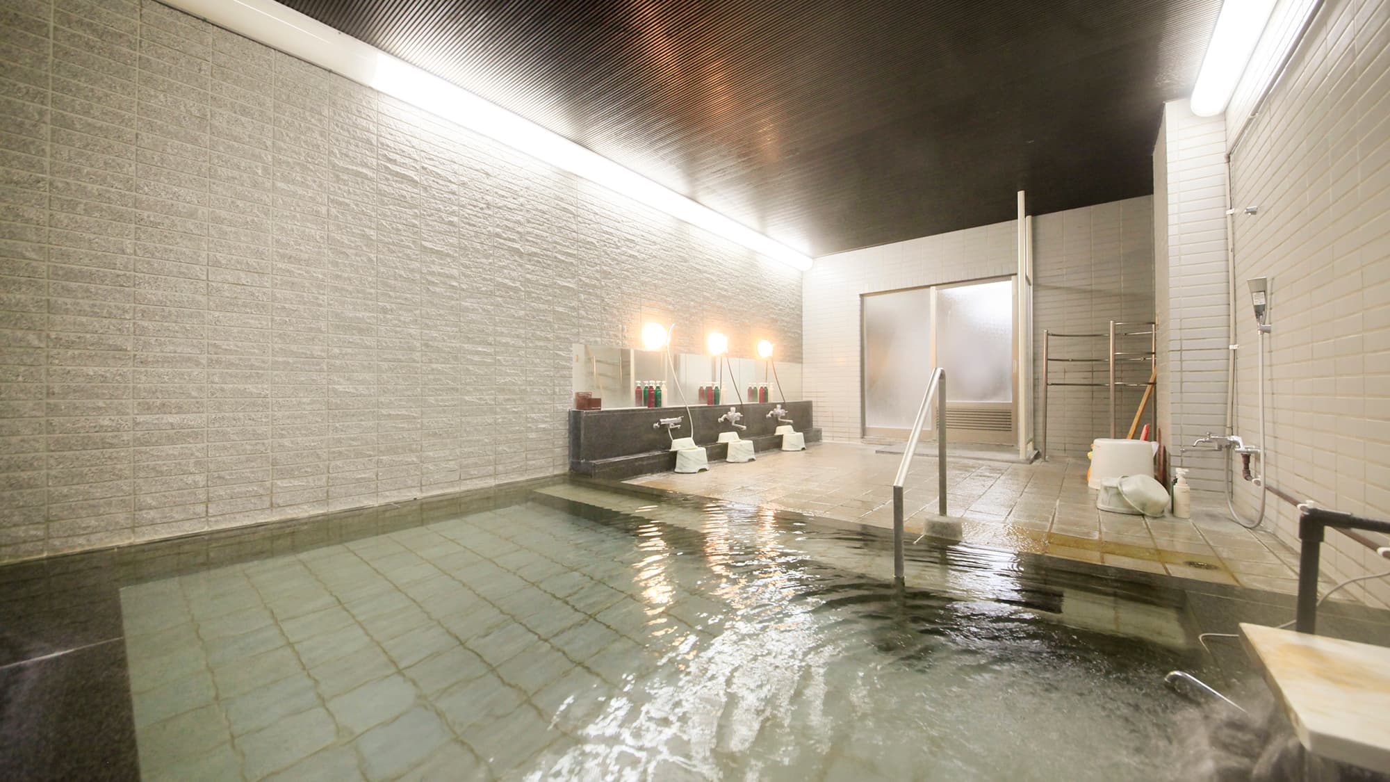 Free-flowing basement bath