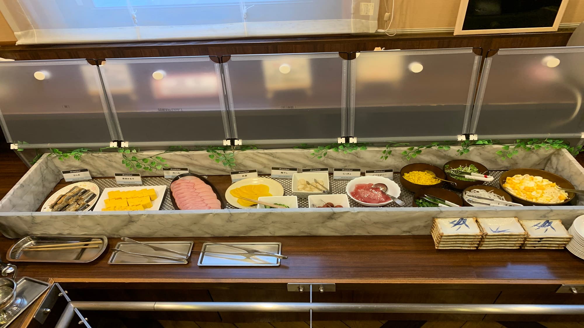 Free breakfast with 30+ dishes