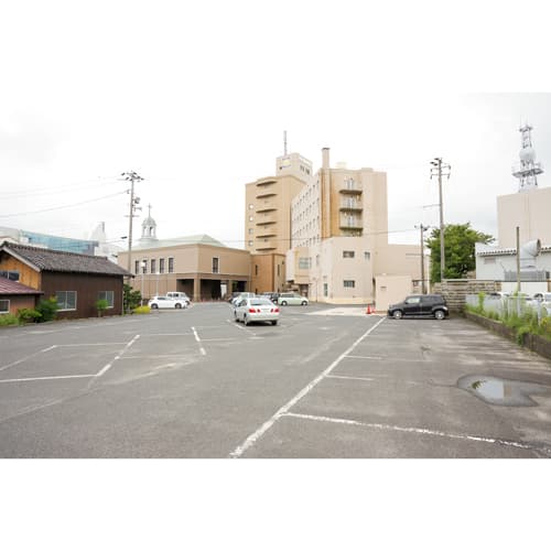 Free parking for 130 cars