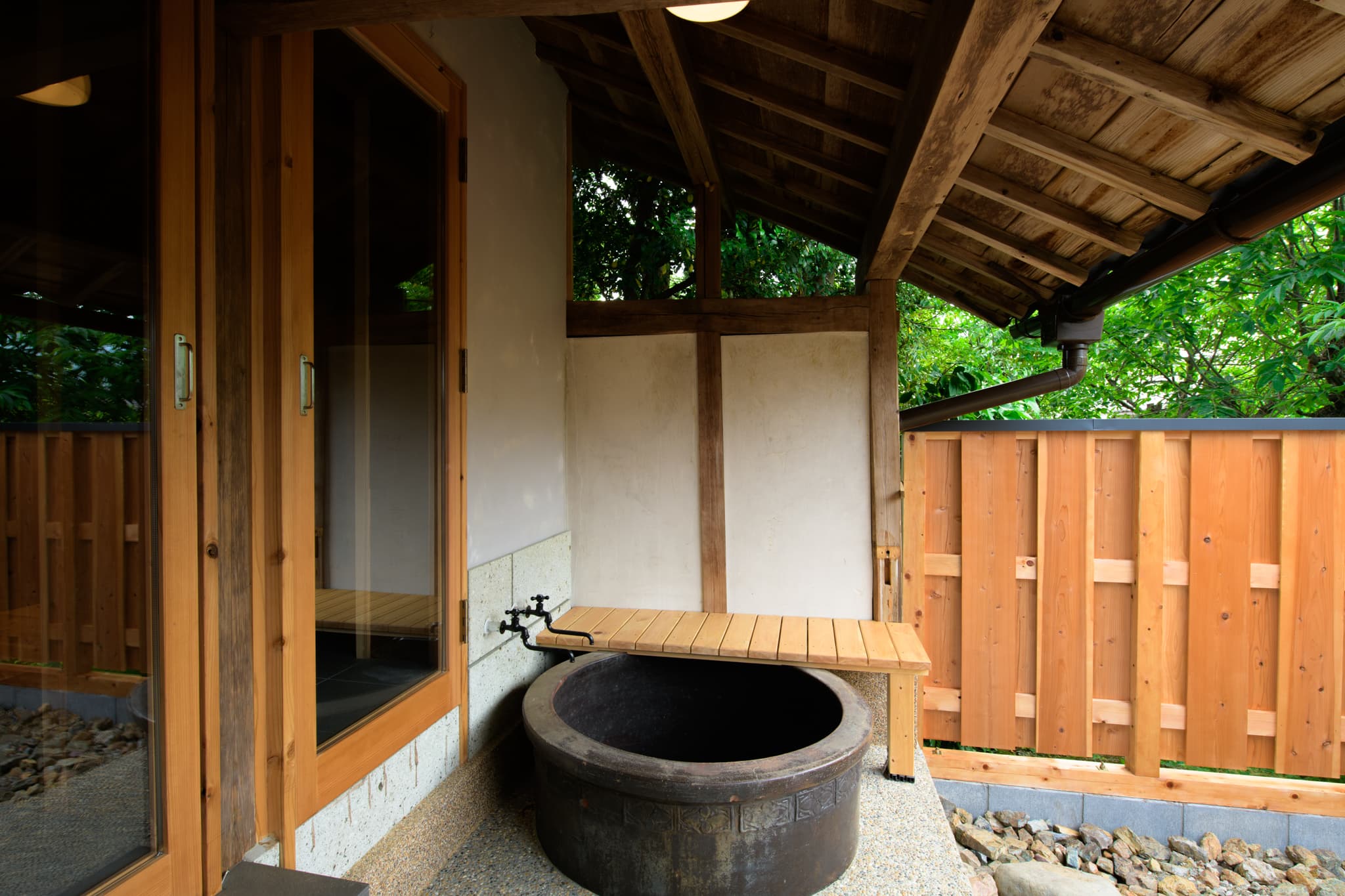 Old-jar open-air bath
