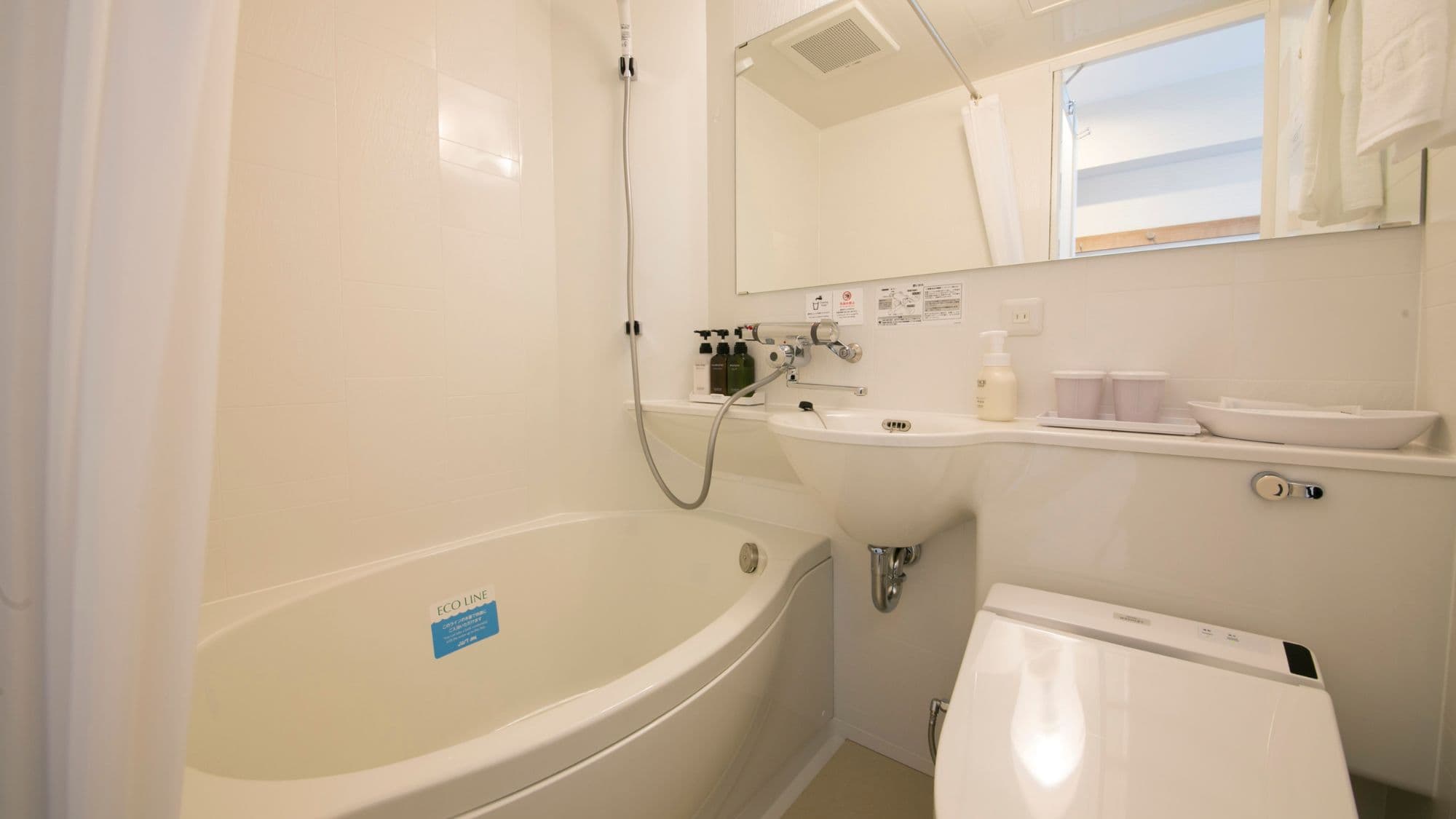 Wide egg-shaped bathtubs