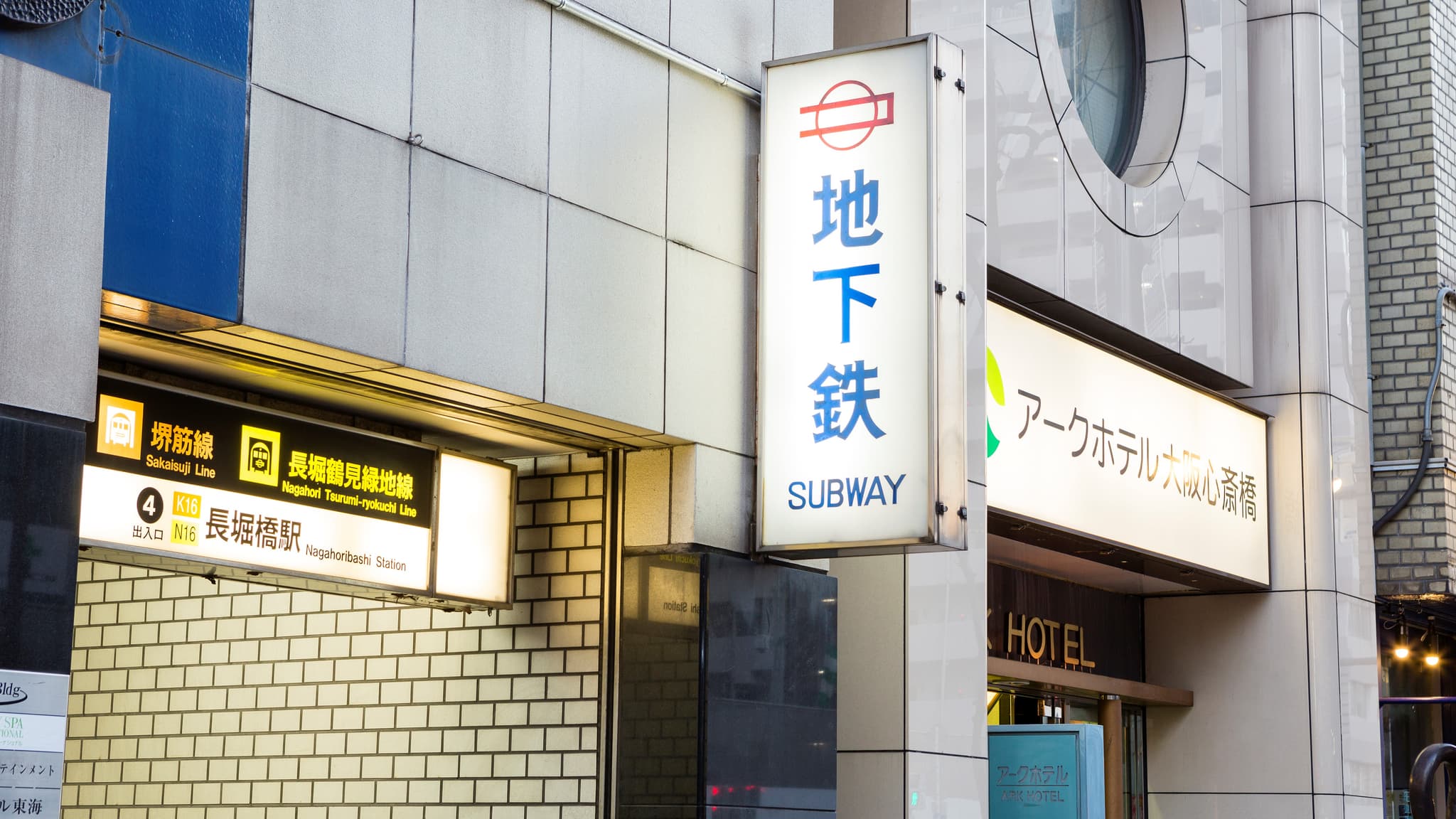 紧邻车站出口