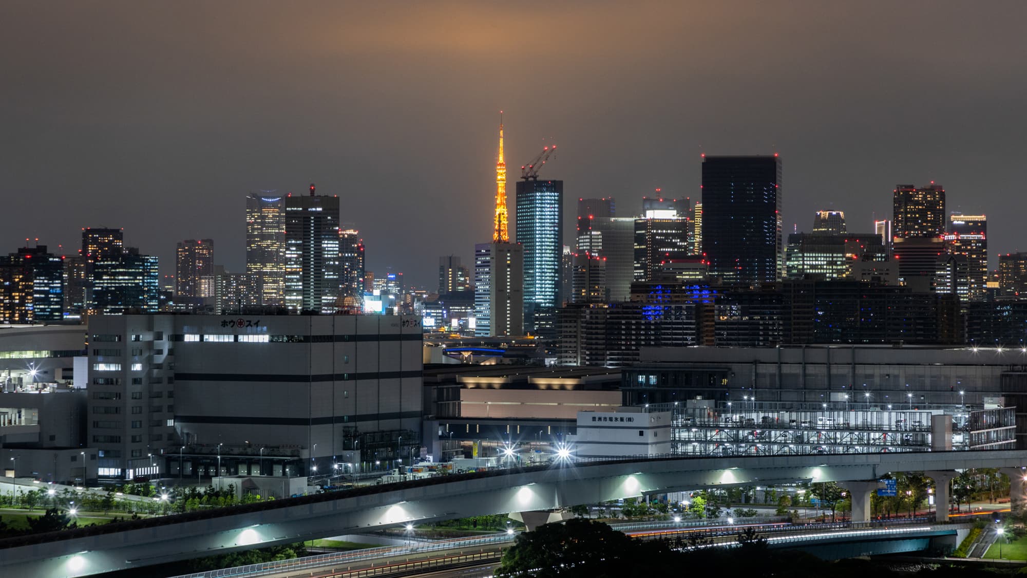客房窗外的城市景色