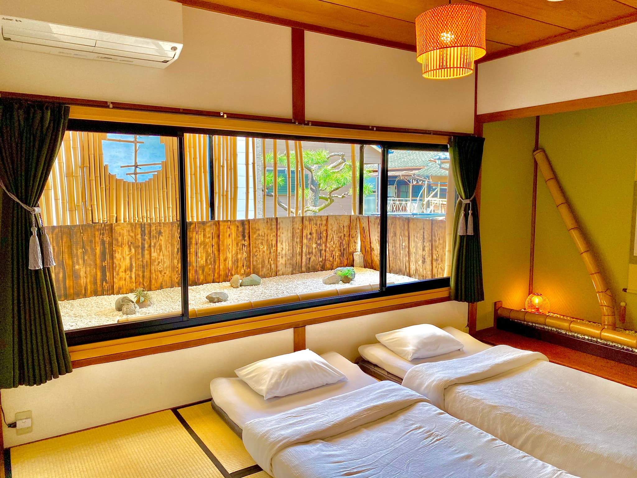 Garden-view tatami room