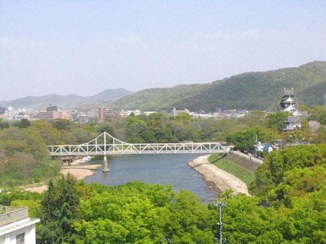 성과 정원이 보이는 객실