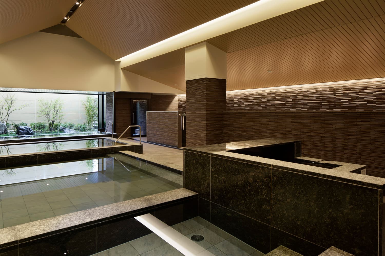 An Indoor Grand Bath with High-Concentration Carbonated Water and Sauna