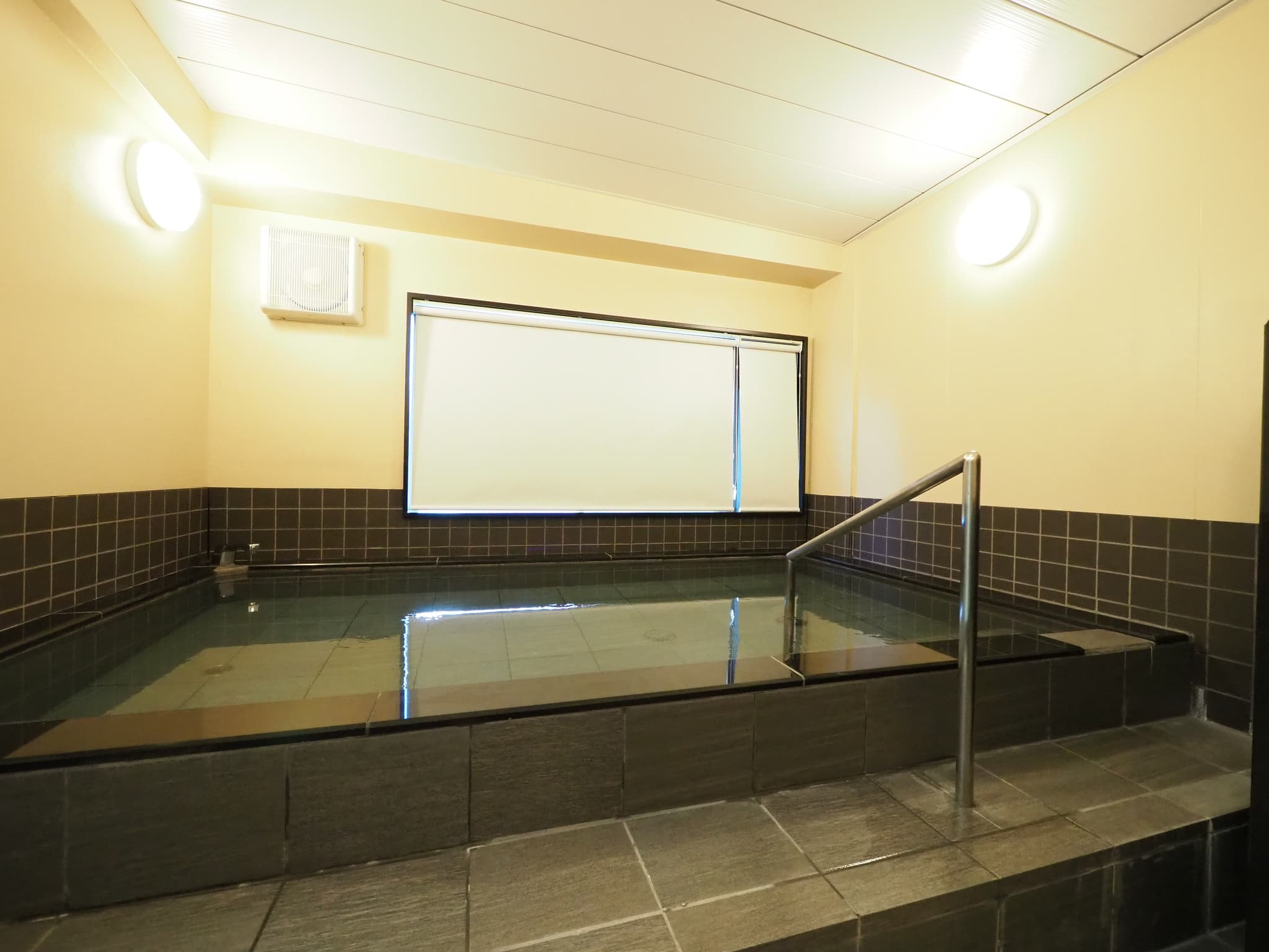 Large bath (opened 2018)