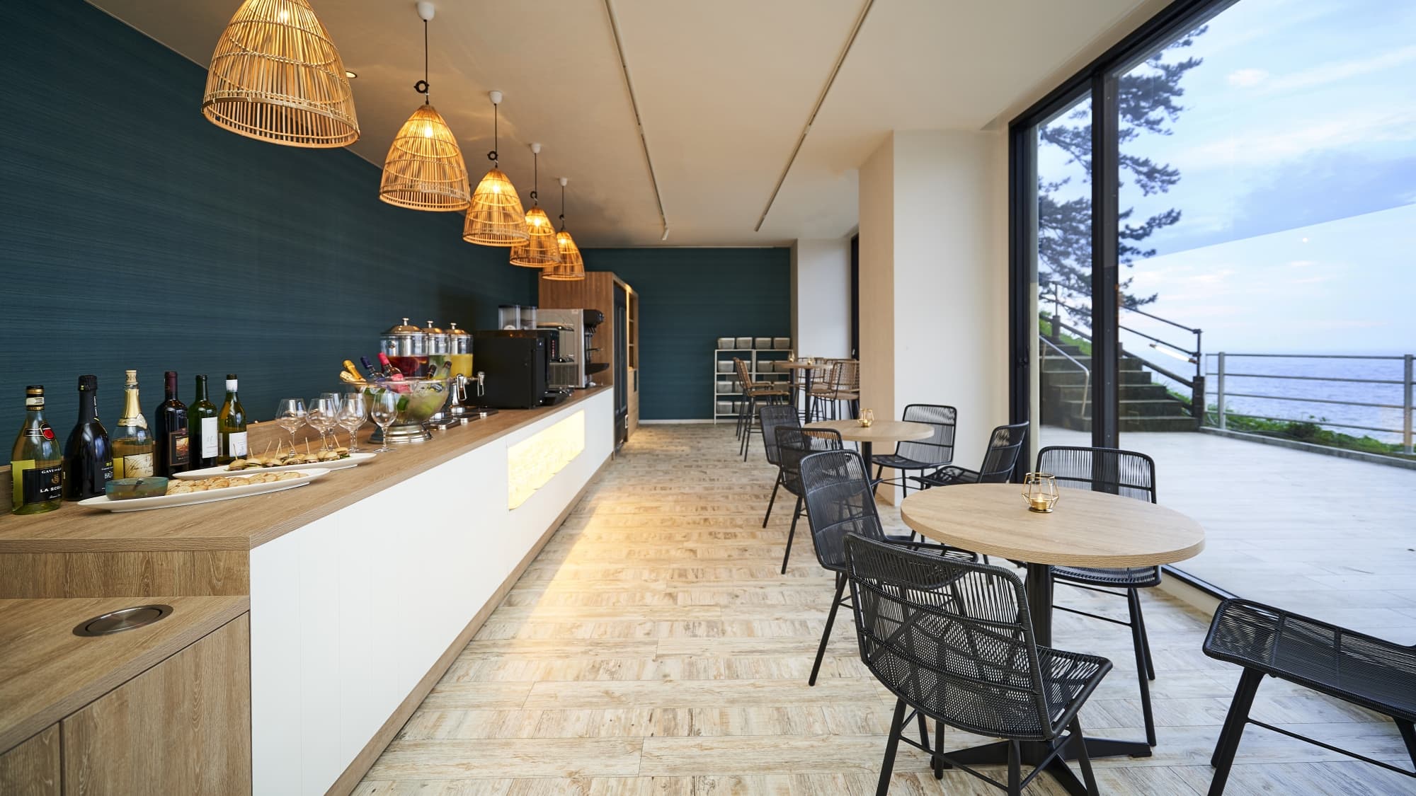 Free-flow lounge