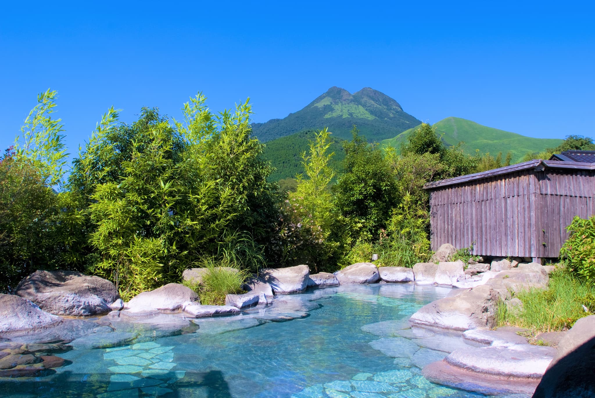 A Rock Open-Air Bath Beneath the Sky