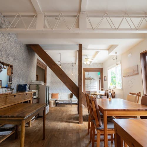 Café-style dining room