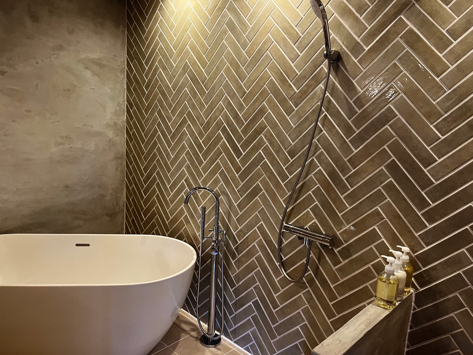 Big tub and shower booth