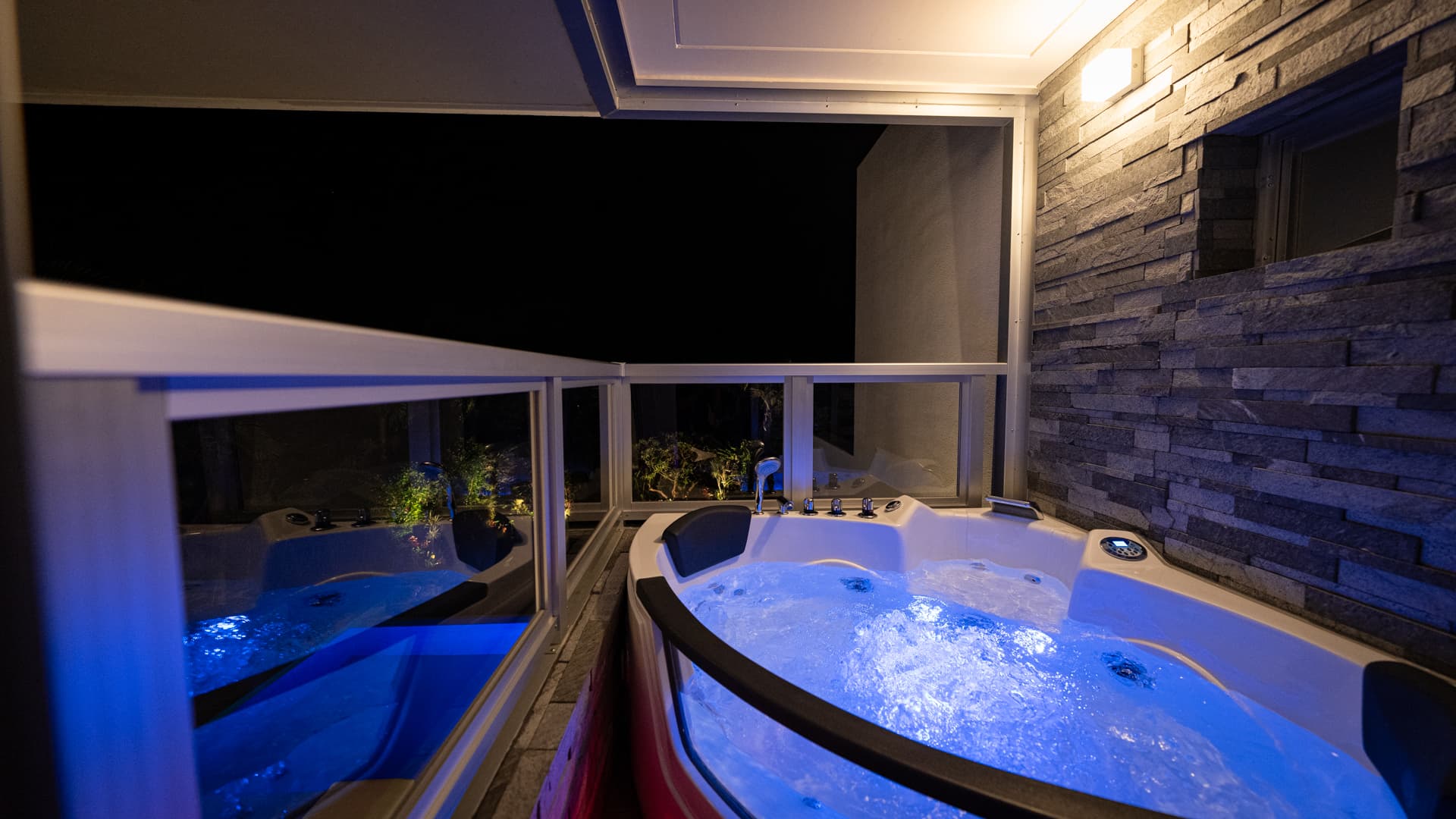Second-floor terrace jacuzzi