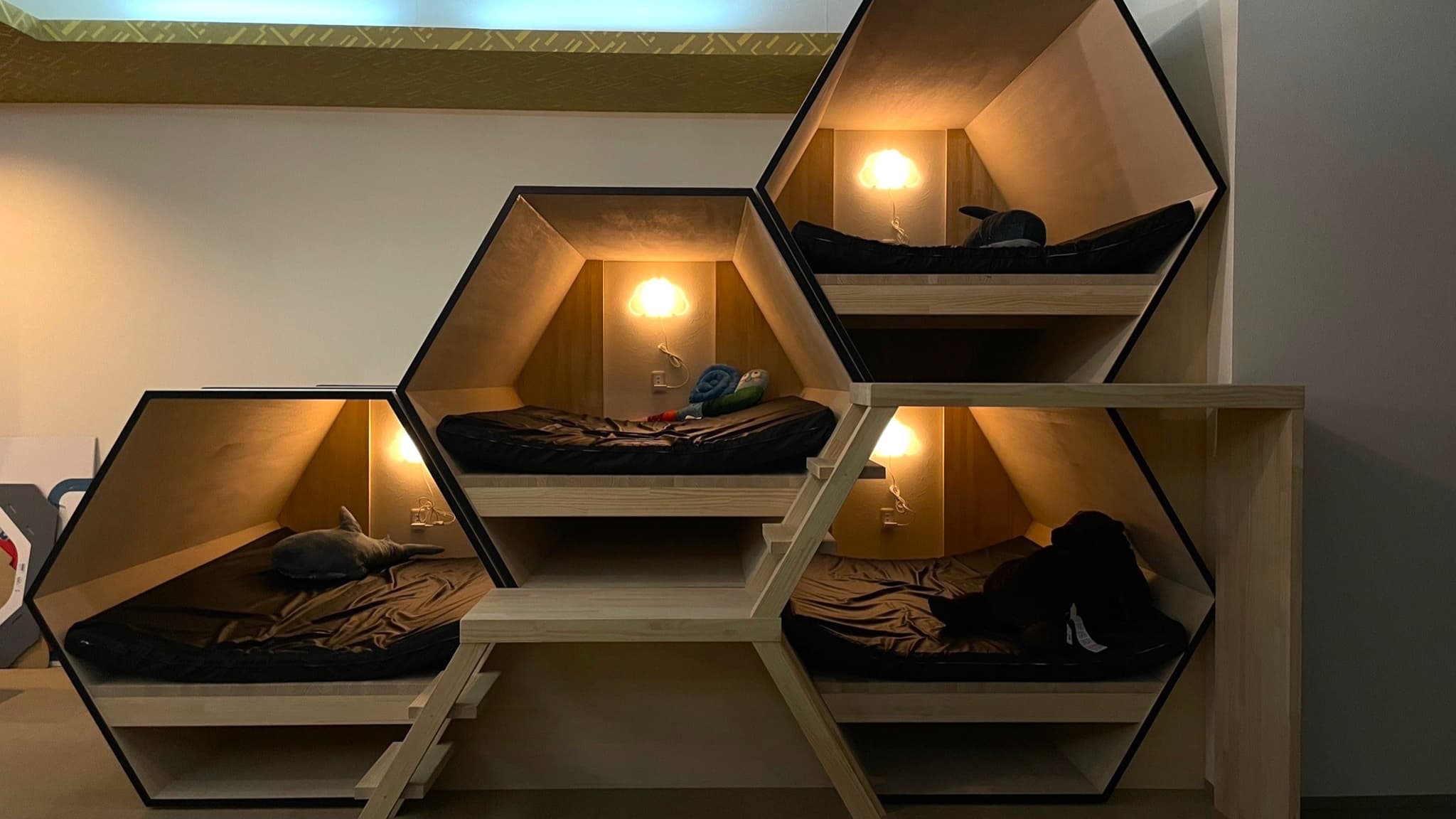 Lounge with 4,000 manga