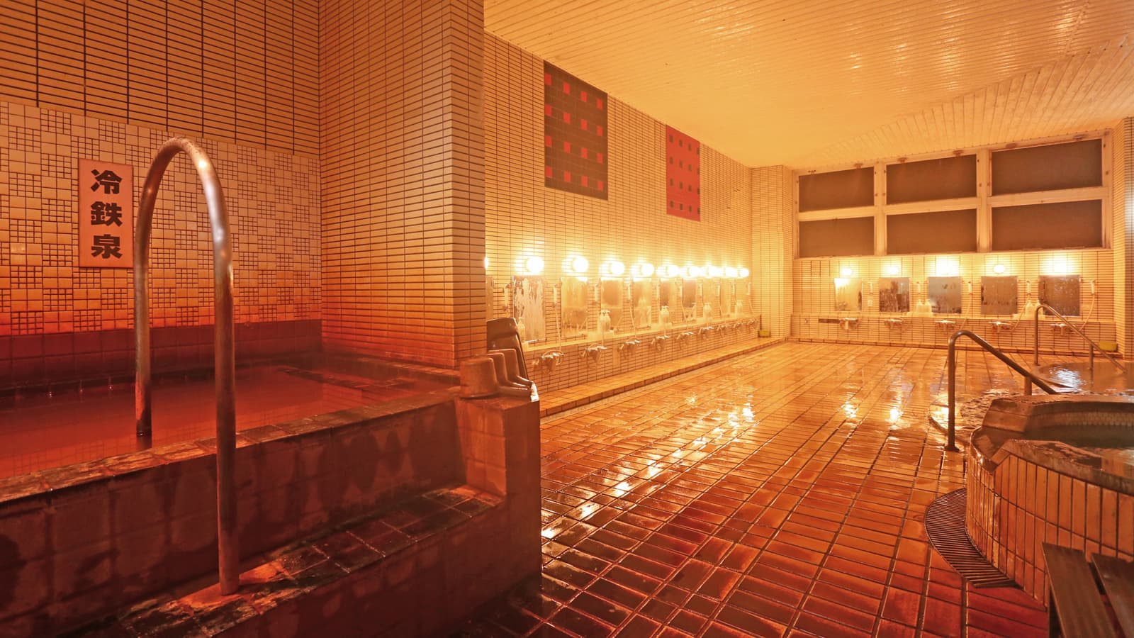 Free-flowing hot spring bath
