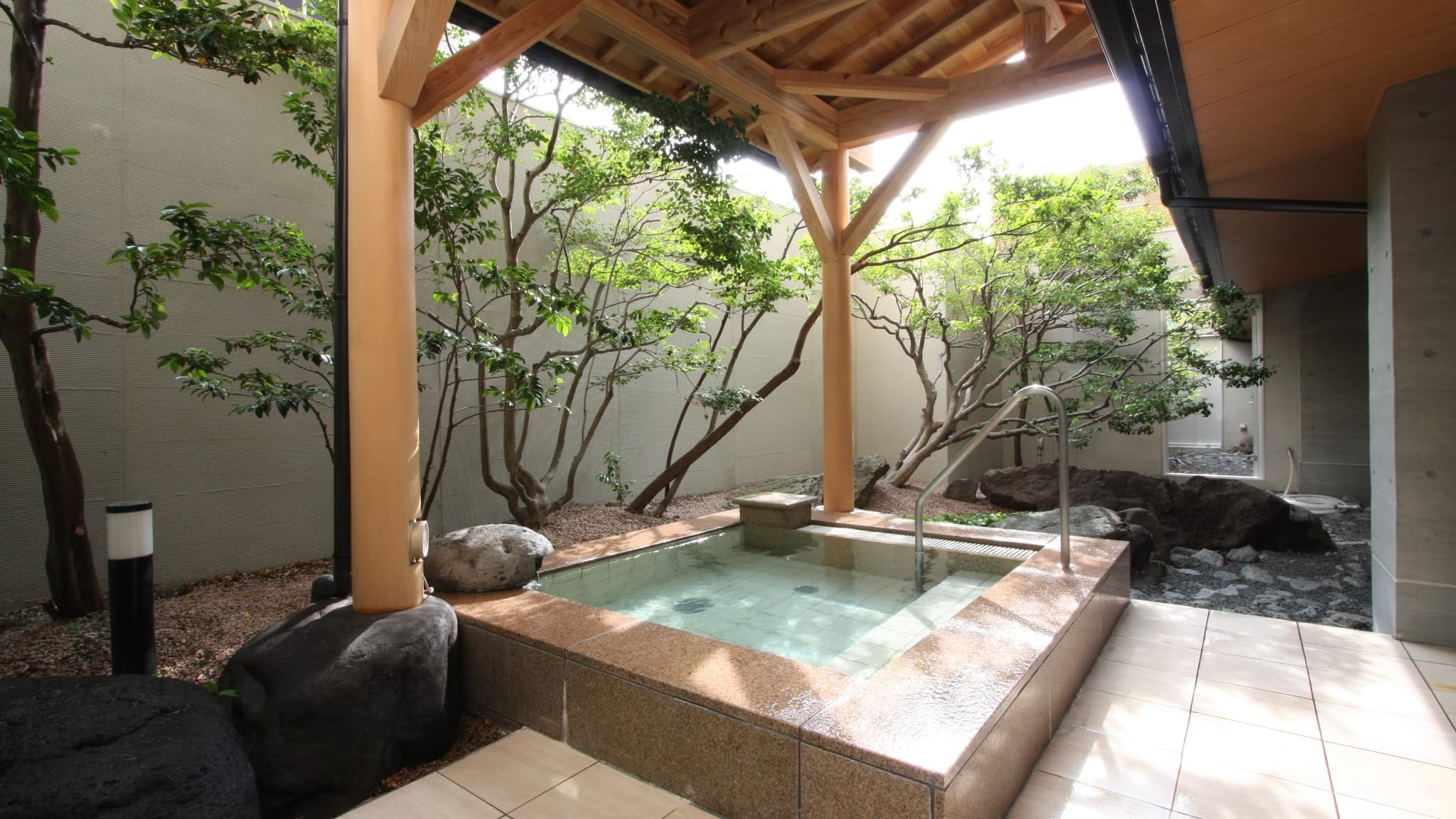 Open-air-style public bath