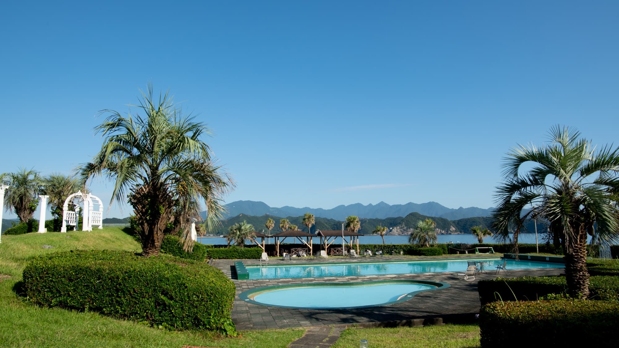 A 4,500㎡ Flower Garden and Garden Pool